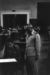 Middenstandexamens. Een KNIL-generaal P.A.G. Hubeler staat bij een examen-kan, Bestanddeelnr 2147