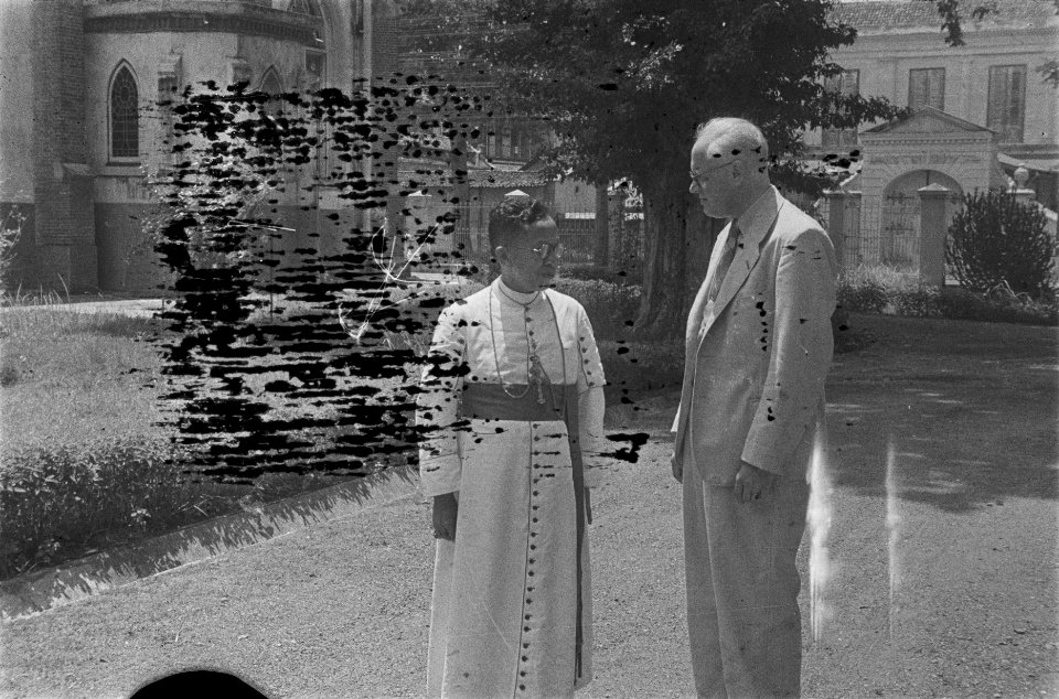 Mgr. A. Soegijapranata S.J., Apostolisch Vicaris van Semarang, ontving prof. mr., Bestanddeelnr 127-6-3