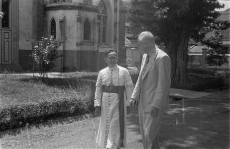 Mgr. A. Soegijapranata S.J., Apostolisch Vicaris van Semarang, ontving prof. mr., Bestanddeelnr 127-6-2