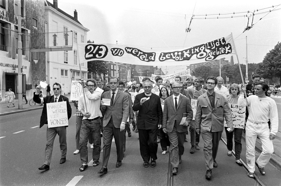 Midden pater Jan van Kilsdonk S.J., rechts de heren Rechman en Van Kaan in Den H, Bestanddeelnr 920-4511