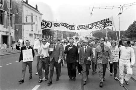 Midden pater Jan van Kilsdonk S.J., rechts de heren Rechman en Van Kaan in Den H, Bestanddeelnr 920-4511