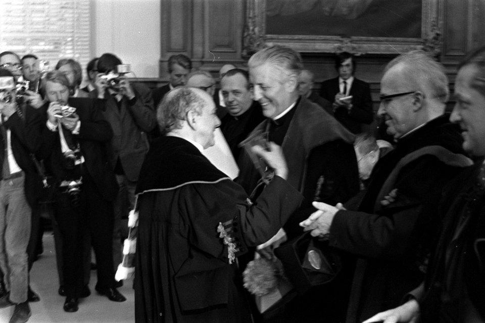 Mgr. Don Hélder Câmara aartsbisschop van Olinda en Rezife in Brazilië, krijgt , Bestanddeelnr 923-5354