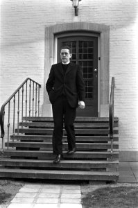 Mgr dr J M Gijsen (nieuw benoemde bisschop van Roermond), wandelend, Bestanddeelnr 925-3473
