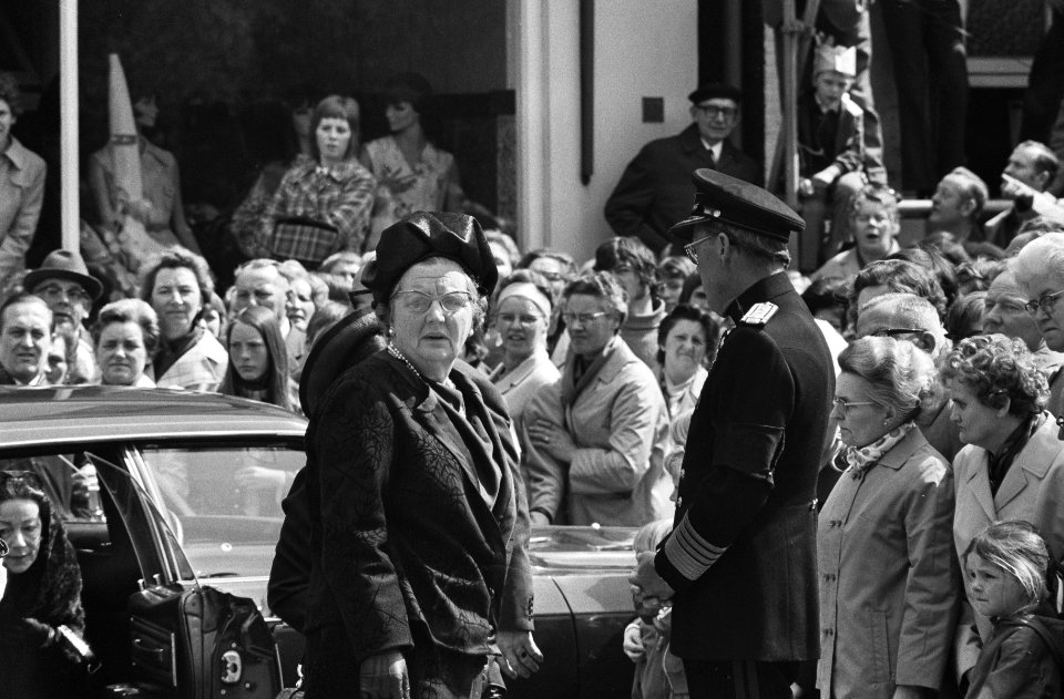 Midden koningin Juliana, rechts prins Bernhard, Bestanddeelnr 924-5068