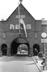 Mgr. Bekkers overleden, de ingang van het St. Elizabeth ziekenhuis te Tilburg, v, Bestanddeelnr 919-1232