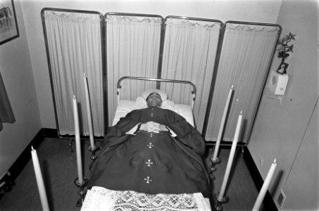 Mgr. Bekkers overleden, de bisschop opgebaard in Tilburg, Bestanddeelnr 919-1230