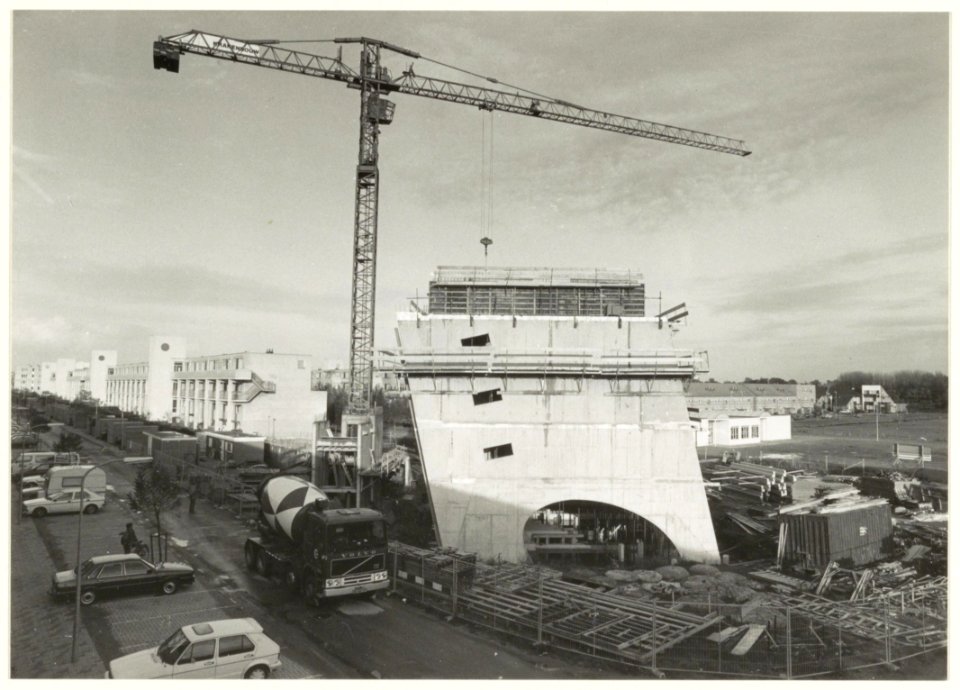 Middengedeelte van de Zuiderpolder. Schuine flat van architect Koen van Velsen aan de Solidarnoscstraat in aanbouw. NL-HlmNHA 54032130