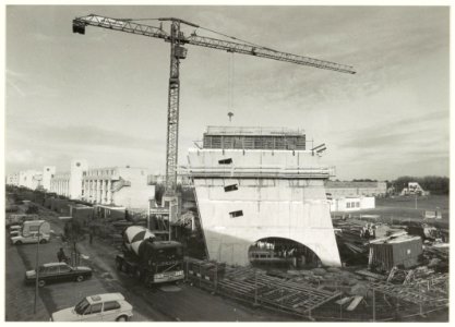 Middengedeelte van de Zuiderpolder. Schuine flat van architect Koen van Velsen aan de Solidarnoscstraat in aanbouw. NL-HlmNHA 54032130