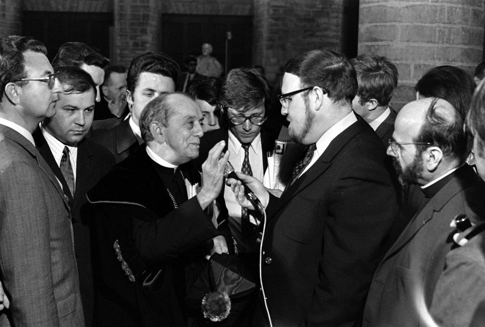 Mgr. Don Hélder Câmara aartsbisschop van Olinda en Rezife in Brazilië, krijgt , Bestanddeelnr 923-5349