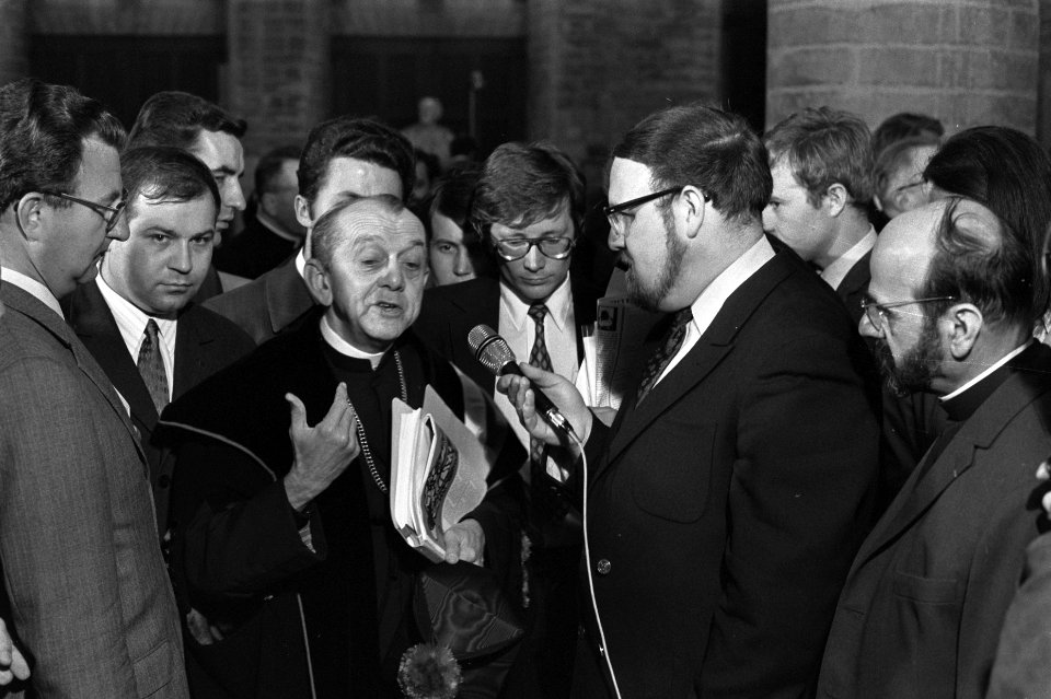 Mgr. Don Hélder Câmara aartsbisschop van Olinda en Rezife in Brazilië, krijgt , Bestanddeelnr 923-5346