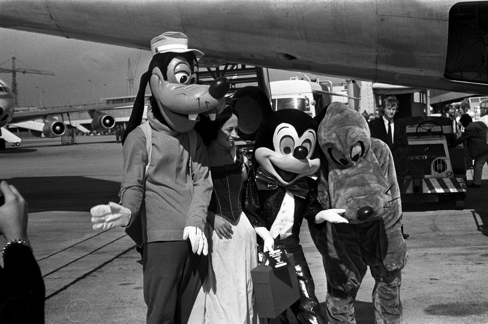 Mickey Mouse op Schiphol, Mickey Mouse en andere Disney-figuren, Bestanddeelnr 925-8401