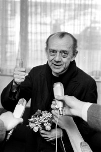 Mgr. Don Hélder Câmara, bisschop van Rezife, Brazilië, arriveert op Schiphol, Bestanddeelnr 923-5552