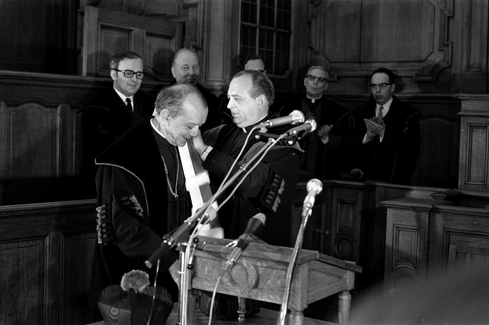 Mgr. Don Hélder Câmara aartsbisschop van Olinda en Rezife in Brazilië, krijgt , Bestanddeelnr 923-5347