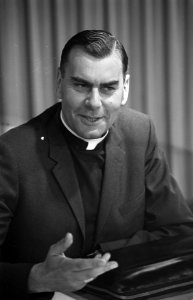Mgr. Bluyssen terug uit Rome mgr. Bluyssen (kop) tijdens persconferentie, Bestanddeelnr 921-7779