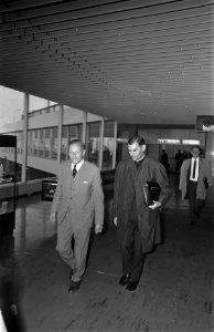 Mgr. Bluyssen terug uit Rome mgr. Bluyssen (kop) tijdens persconferentie, Bestanddeelnr 921-7778