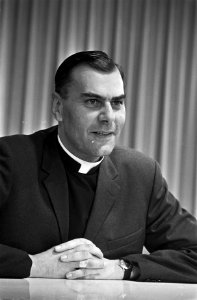 Mgr. Bluyssen terug uit Rome mgr. Bluyssen (kop) tijdens persconferentie, Bestanddeelnr 921-7777