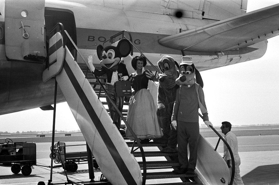 Mickey Mouse op Schiphol, Mickey Mouse en andere Disney-figuren, Bestanddeelnr 925-8400