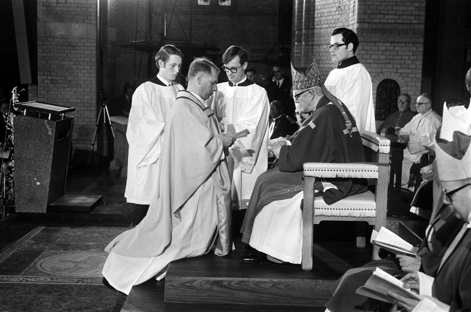 Mgr. Simonis geknield voor kardinaal Alfrink, Bestanddeelnr 924-3727