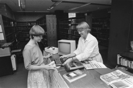 Micro-computer wordt uitgeleend bij biobliotheek, bij wizej van experiment, Bestanddeelnr 933-0448