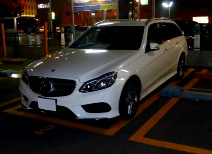 Mercedes-Benz E250 STATIONWAGON (S212) at night front photo