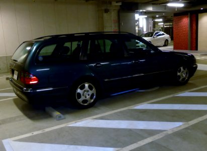 Mercedes-Benz E320 stationwagon (S210) right