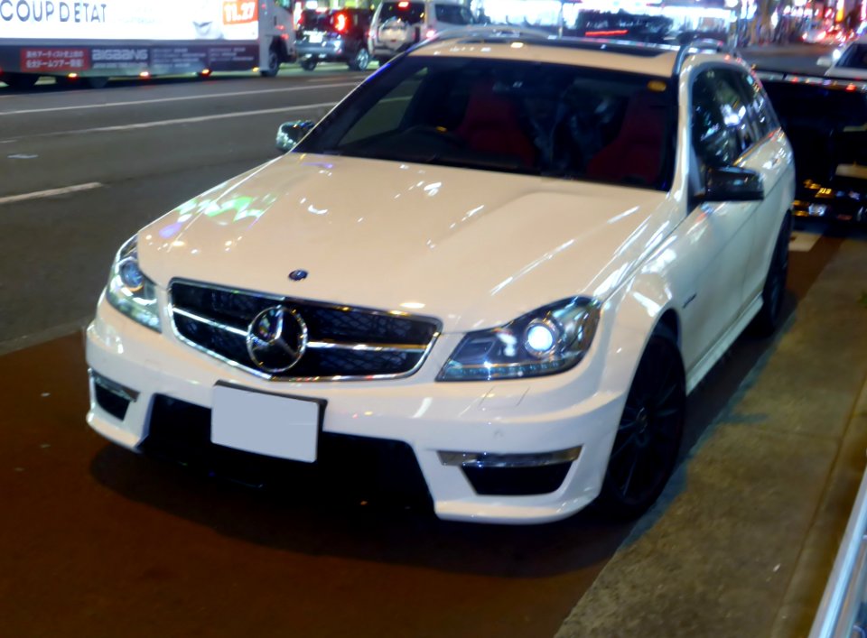 Mercedes-Benz C63 AMG Stationwagon (S204) at night front photo