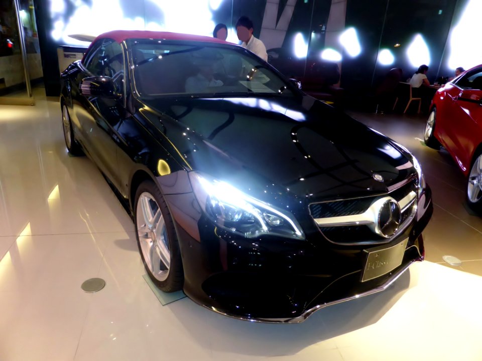 Mercedes-Benz E350 cabriolet (A207) , whose hood is closed. front