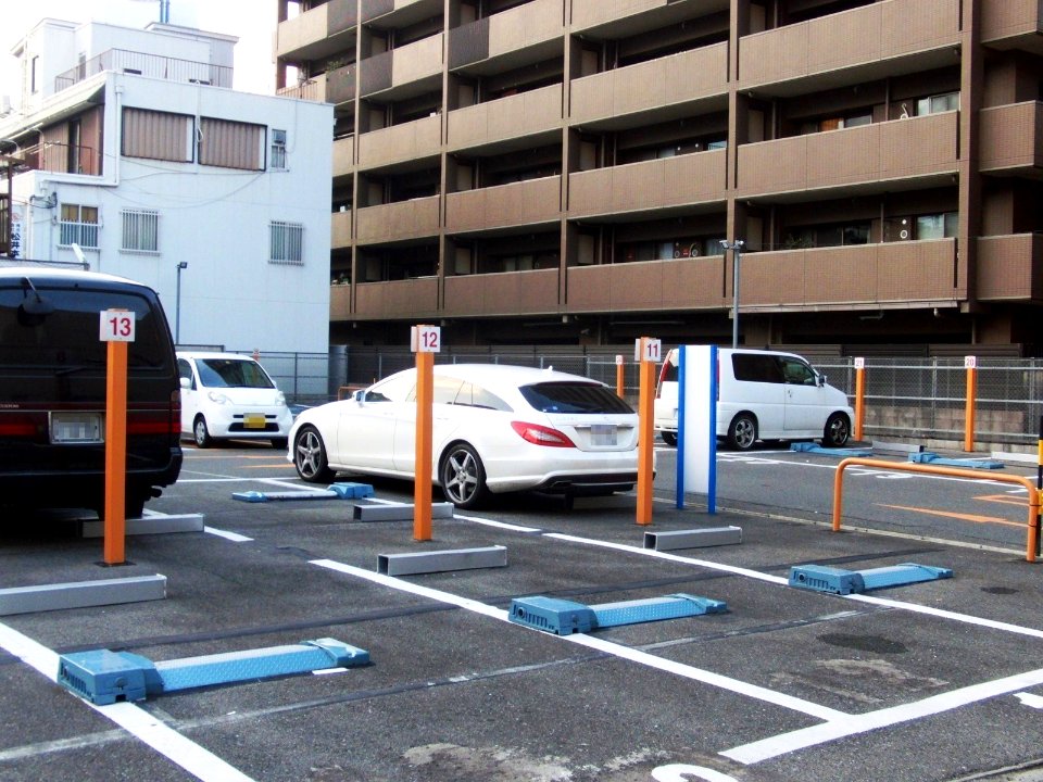 Mercedez Benz CLS350 Shooting Brake (C218) in the parking lot