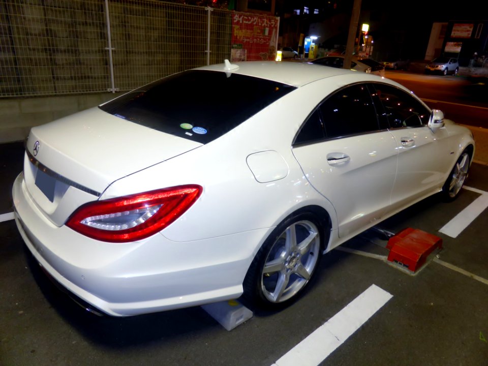 Mercedes-Benz CLS350 (C218) at night rear