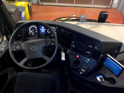 Mercedes-Benz Actros MP4 Cockpit photo