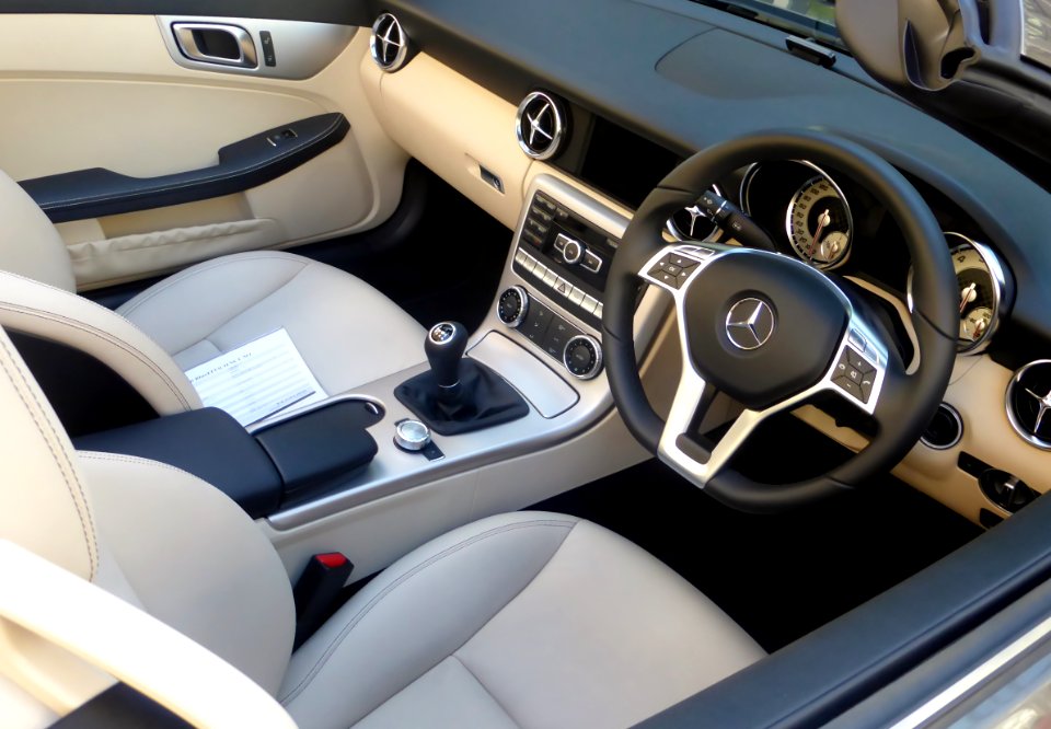Mercedes-Benz SLK200 BlueEFFICIENCY MT (R172) interior