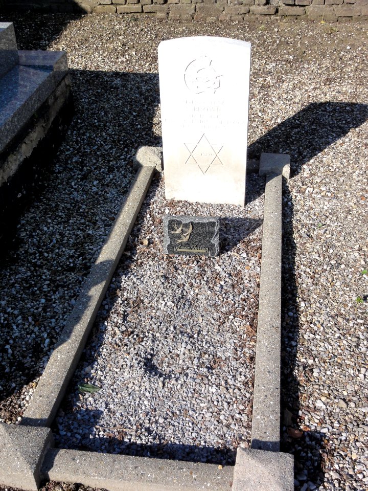 Mesnil-Saint-Laurent (Aisne) tombe de guerre de la CWGC (B)