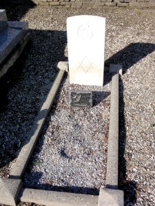Mesnil-Saint-Laurent (Aisne) tombe de guerre de la CWGC (B)