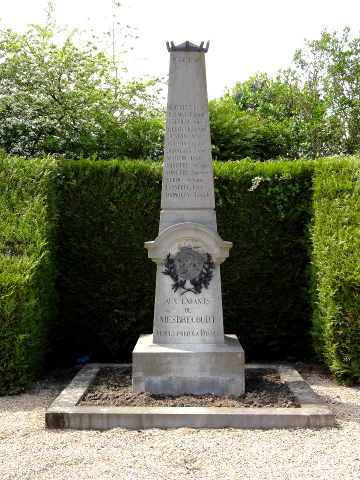Mesbrecourt-Richecourt (Aisne) monument aux morts