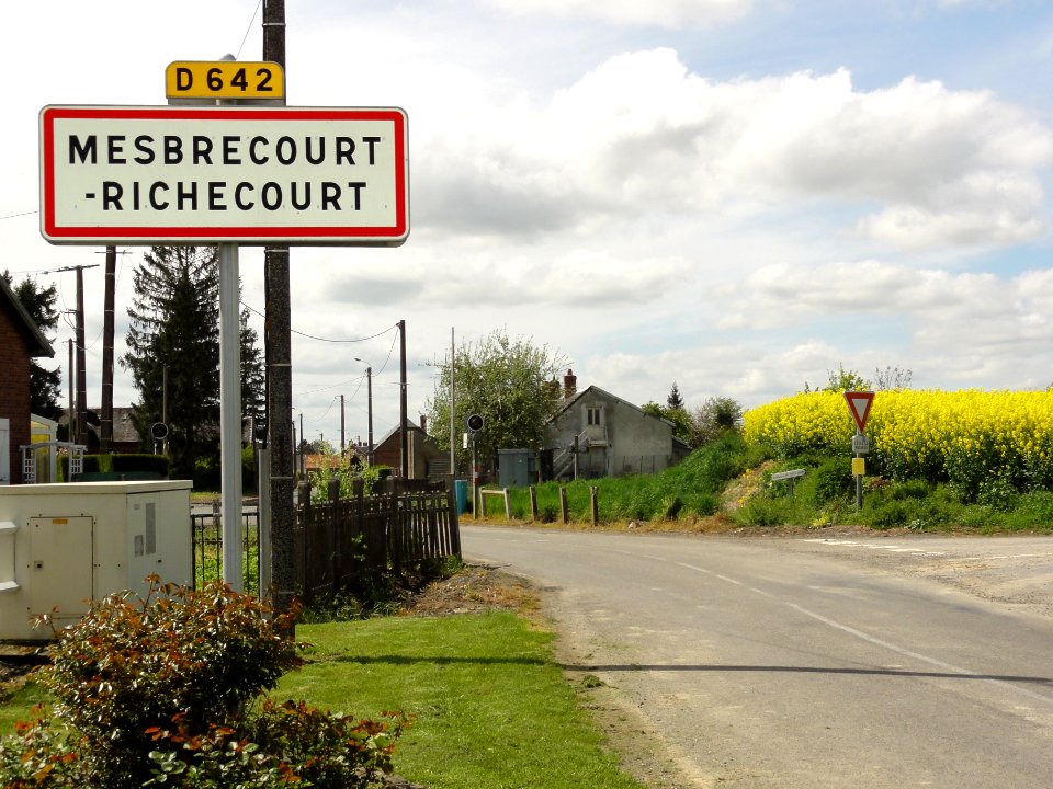 Mesbrecourt-Richecourt (Aisne) city limit sign