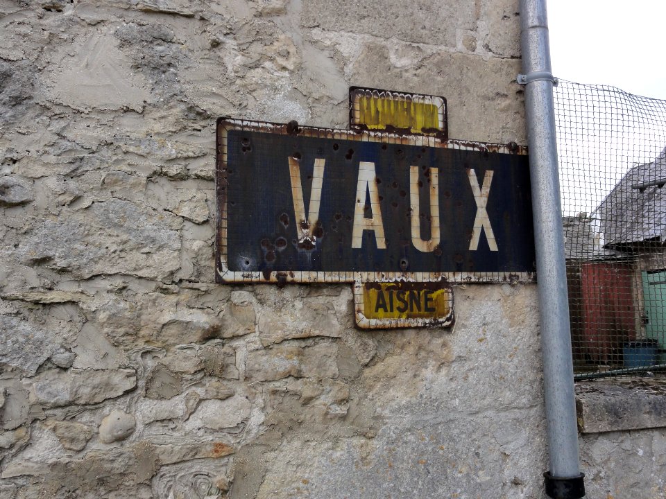 Mercin-et-Vaux (Aisne) ancienne plaque d'entrée VAUX, transférée sur une maison