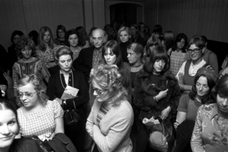 Merel Laseur (zittende tweede van rechts) houdt auditie voor TV-dochter, meisjes, Bestanddeelnr 925-8416 photo