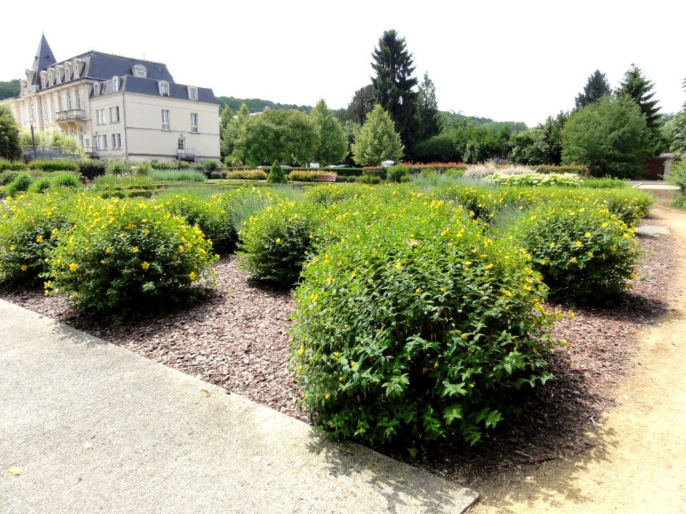 Mercin-et-Vaux (Aisne) Jardin des Senteurs (01) à coté de la mairie