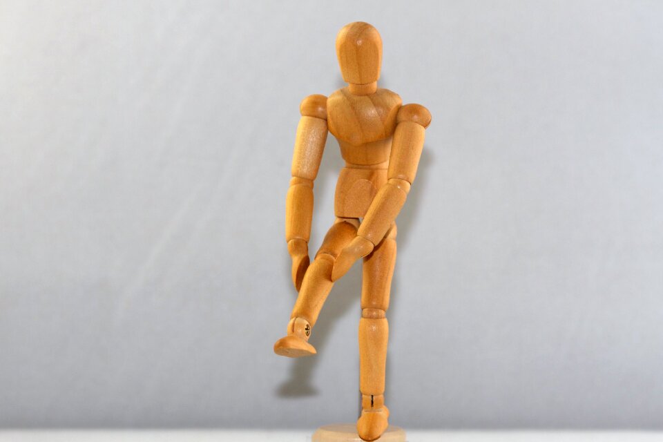 Knee pain sport holzfigur