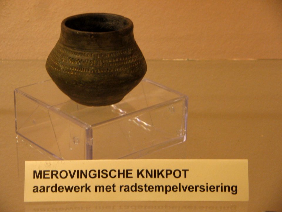 Merovingische knikpot in het Leudalmuseum, Haelen 001