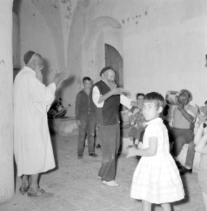 Meron Dansende mannen bij de graftombe van rabbi Shimon bar Yochai, Bestanddeelnr 255-3191
