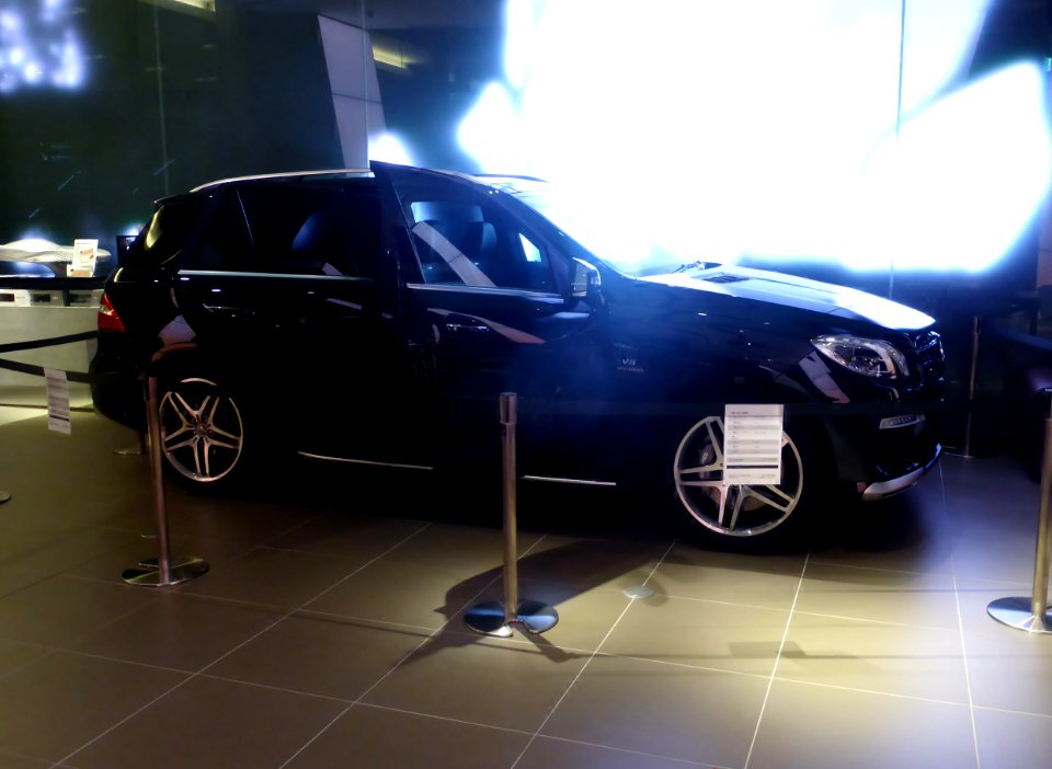 Mercedes-Benz ML63 AMG (W166) right