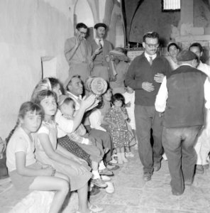 Meron. Toeschouwers op de bank kijken hoe mannen dansen bij de graftombe van rab, Bestanddeelnr 255-3193