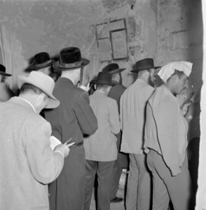 Meron. Biddende mannelijke bezoekers bij het graf van rabbi Shimon bar Yochai, Bestanddeelnr 255-3185