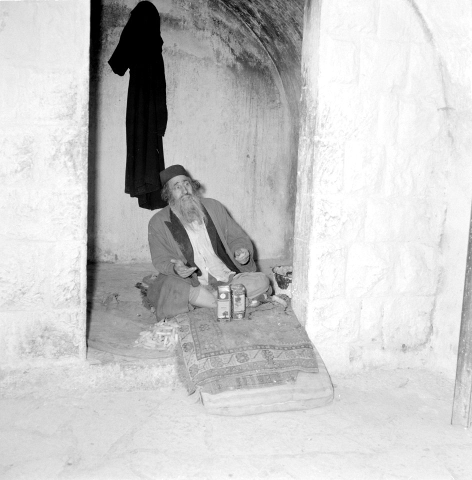 Meron. Man zittend bij de toegangspoort tot het graf van rabbi Shimon bar Yochai, Bestanddeelnr 255-3180
