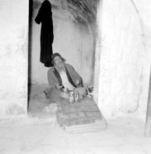 Meron. Man zittend bij de toegangspoort tot het graf van rabbi Shimon bar Yochai, Bestanddeelnr 255-3180