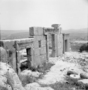 Meron Restanten van de ingangspartij van de oude synagoge, Bestanddeelnr 255-3177