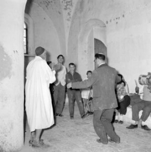 Meron. Dansende mannen bij de graftombe van rabbi Shimon bar Yochai. Langs de wa, Bestanddeelnr 255-3190