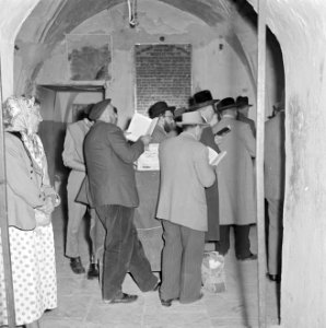 Meron Biddende mannelijke bezoekers bij het graf van rabbi Shimon bar Yochai, Bestanddeelnr 255-3184