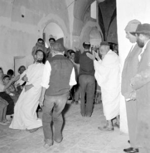 Meron Dansende mannen bij de graftombe van rabbi Shimon bar Yochai, Bestanddeelnr 255-3187
